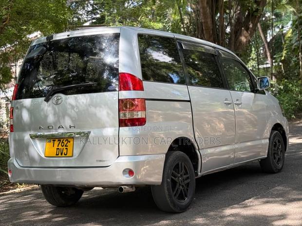 Toyota Noah 2005 Silver
