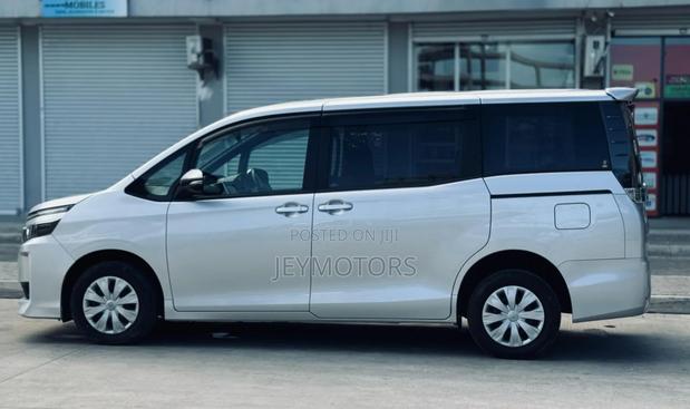 Toyota Voxy SV Premium 2014 Silver
