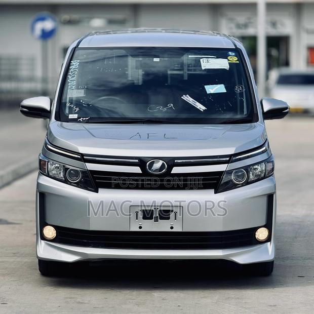 Toyota Voxy 2015 Silver