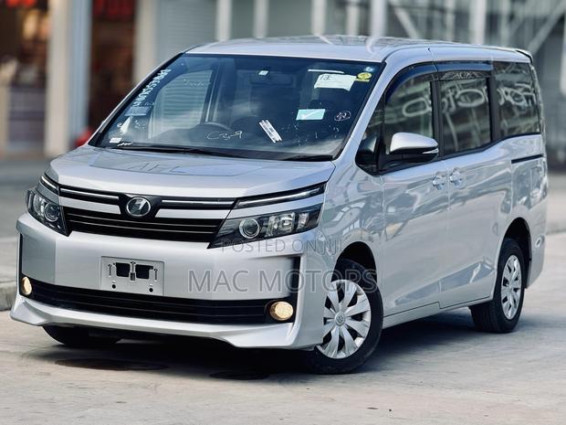 Toyota Voxy 2015 Silver