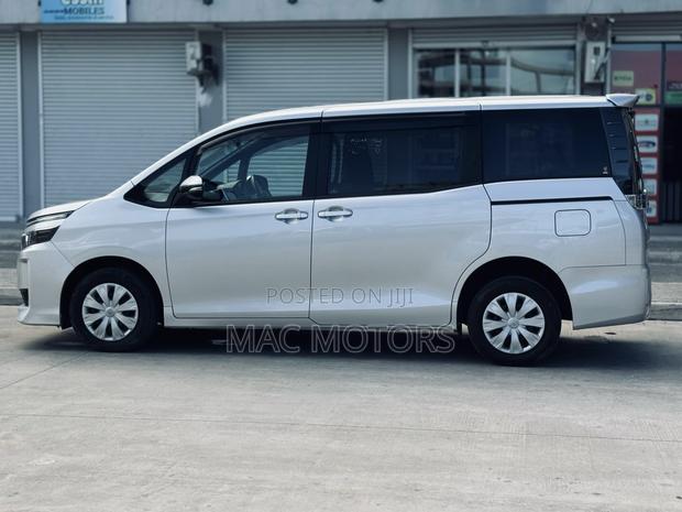 Toyota Voxy 2015 Silver