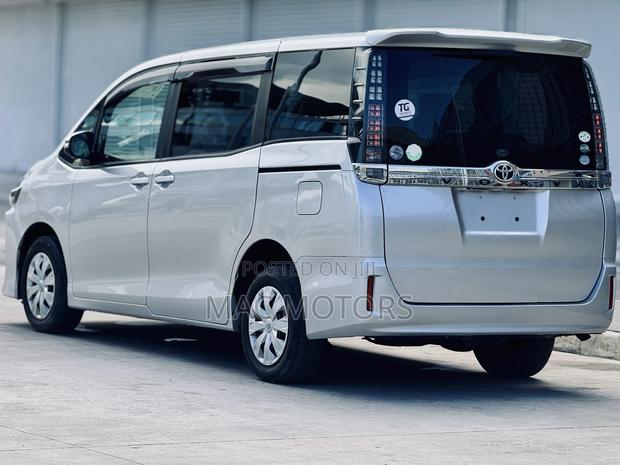 Toyota Voxy 2015 Silver