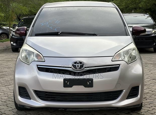 Toyota Ractis 1.3 FWD 2011 Silver