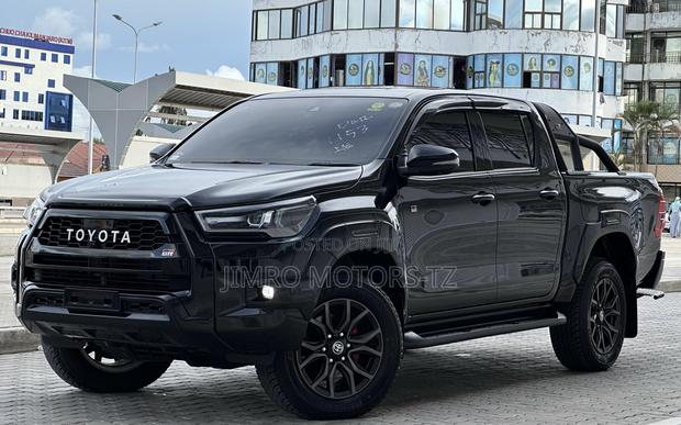 New Toyota Hilux 2024 Black