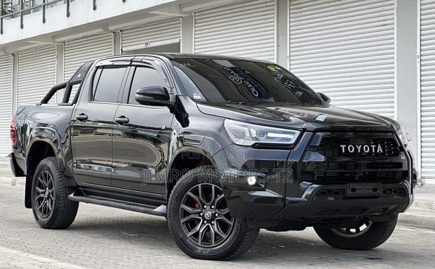 New Toyota Hilux 2024 Black