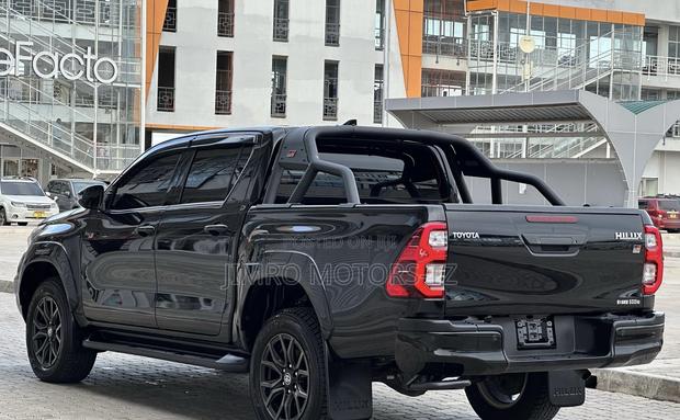 New Toyota Hilux 2024 Black