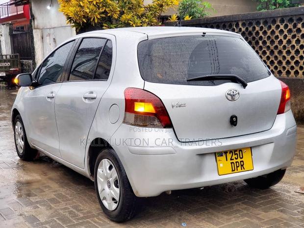 Toyota Vitz 2005 Silver