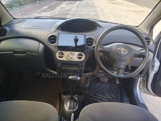 Toyota Vitz 2006 Silver