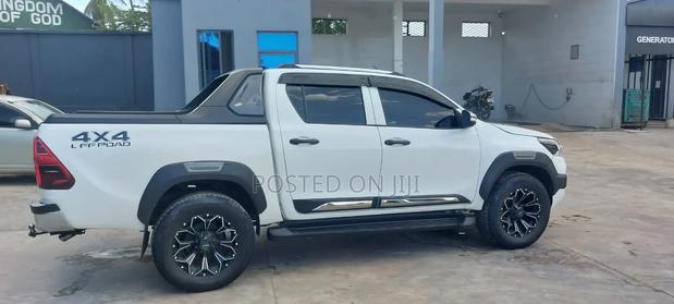 Toyota Hilux 2016 White