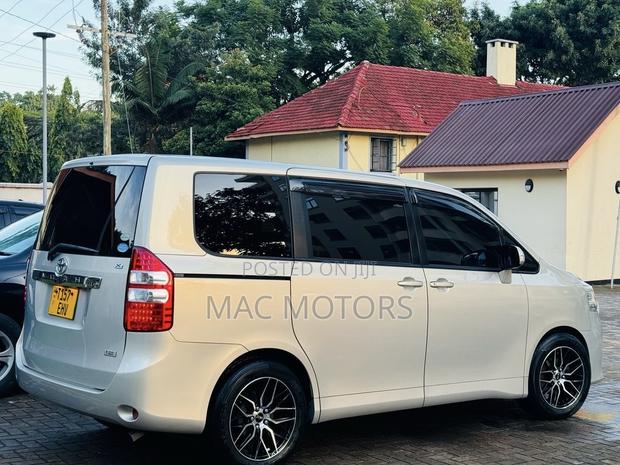 Toyota Noah 2009 Silver