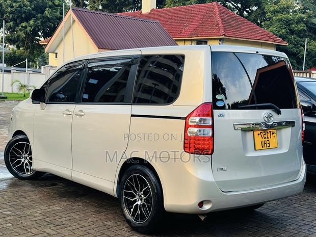 Toyota Noah 2009 Silver