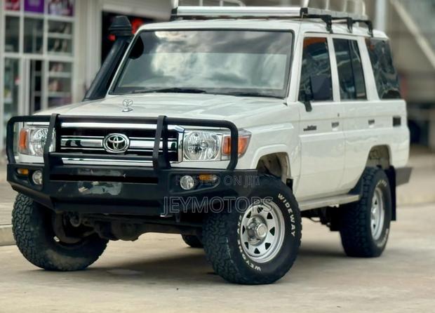 Toyota Land Cruiser 2011 White