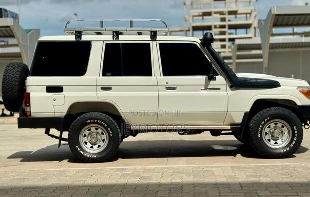 Toyota Land Cruiser 2011 White