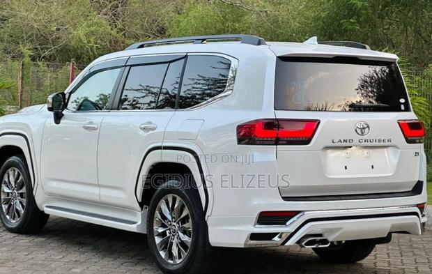 Toyota Land Cruiser 2022 White