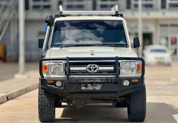 Toyota Land Cruiser 2011 White