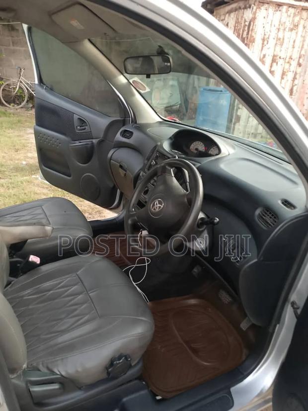 Toyota Fun Cargo 2004 Silver