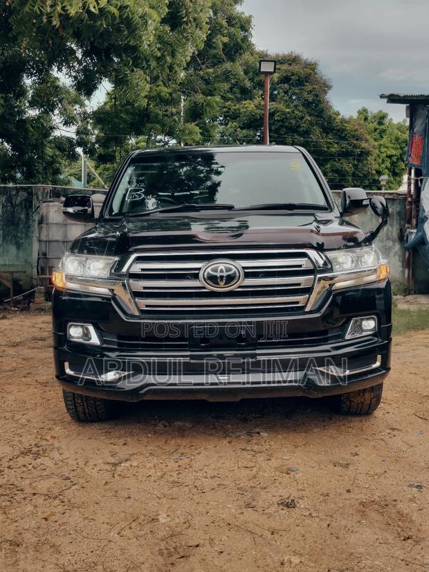 Toyota Land Cruiser 4.6 V8 AX 2018 Black