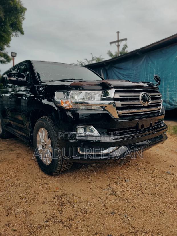 Toyota Land Cruiser 4.6 V8 AX 2018 Black