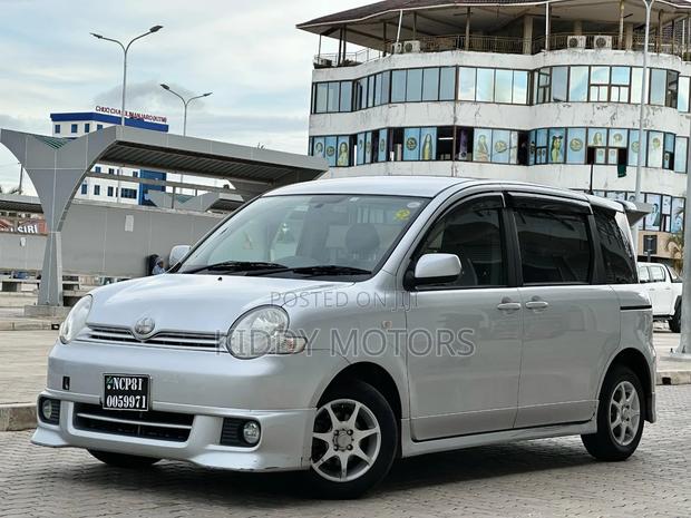 Toyota Sienta 2006 Silver