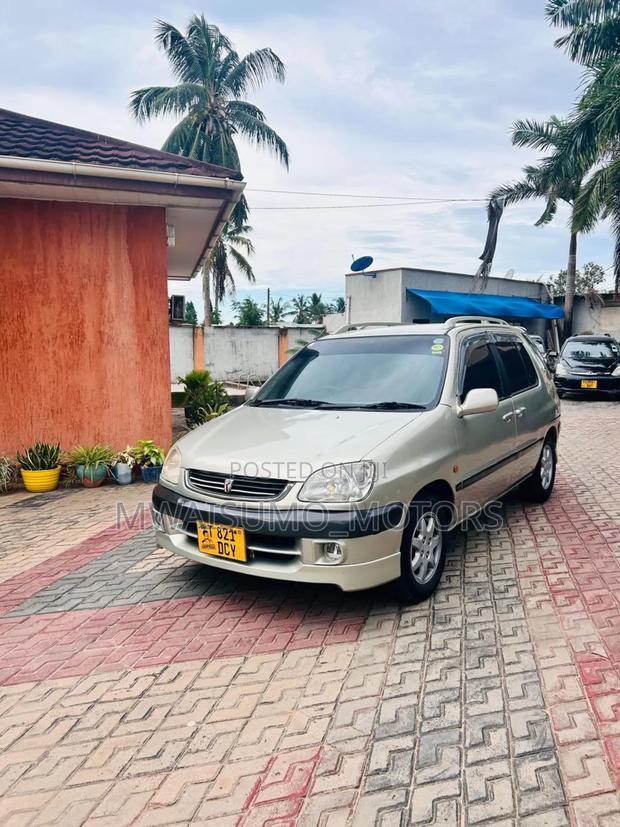 Toyota Raum 2002 Gold