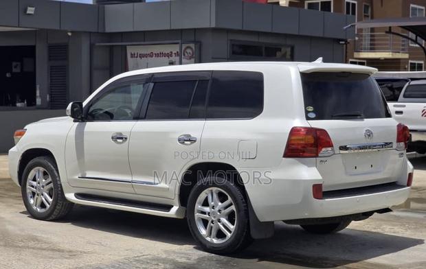 Toyota Land Cruiser 4.6 V8 ZX 2011 White