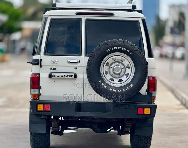 Toyota Land Cruiser 2011 Pearl