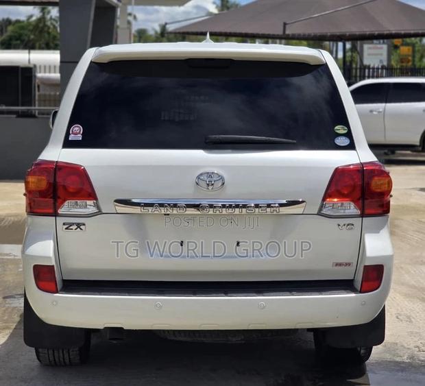 Toyota Land Cruiser 4.6 V8 ZX 2011 White