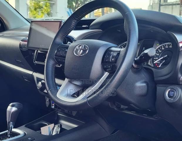 Toyota Hilux 2020 White