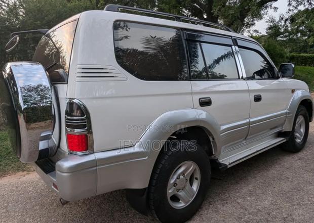 Toyota Land Cruiser Prado 2000 Off white