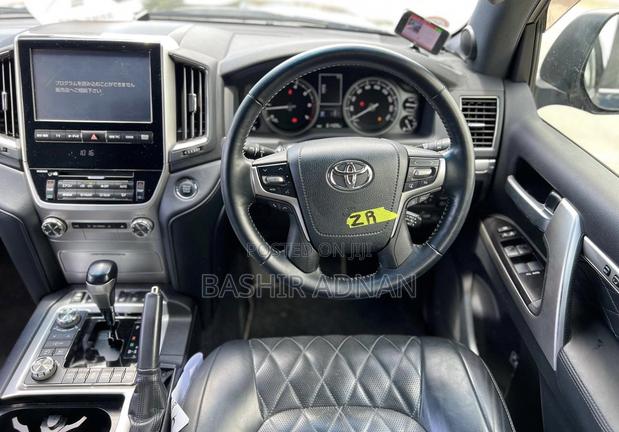 Toyota Land Cruiser 4.6 V8 ZX 2016 Black