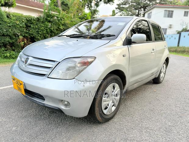 Toyota IST 2004 Silver