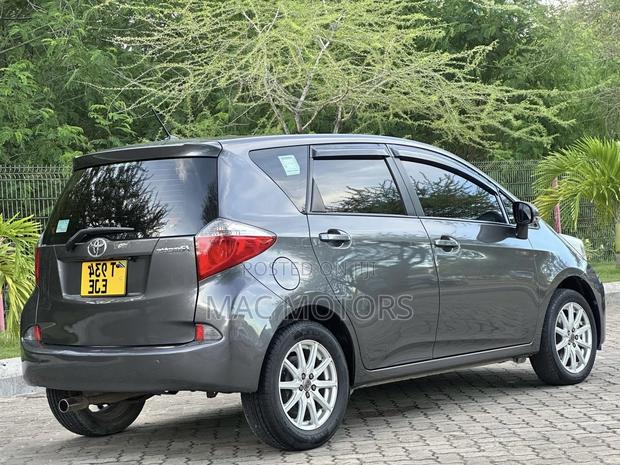 Toyota Ractis 1.5 FWD 2011 Gray