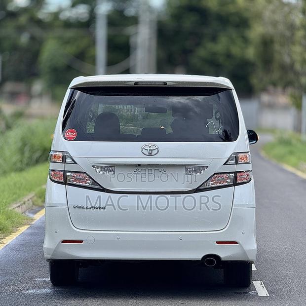 Toyota Vellfire 2010 White