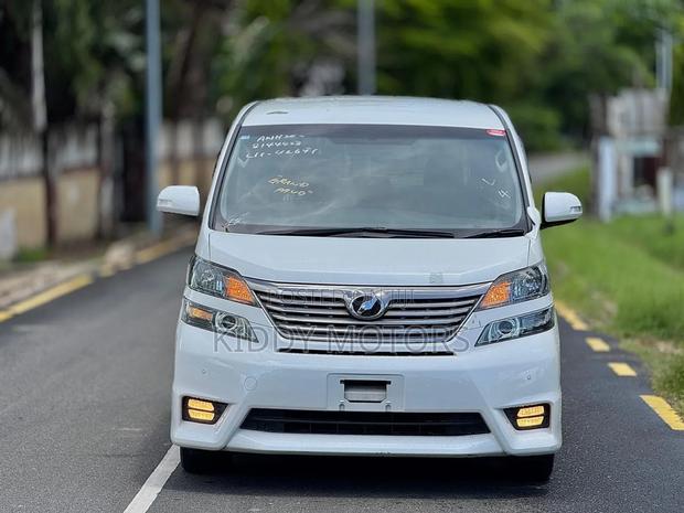 Toyota Vellfire 2010 White