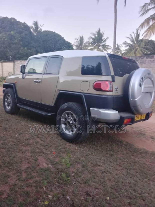 Toyota FJ Cruiser 2012 Beige