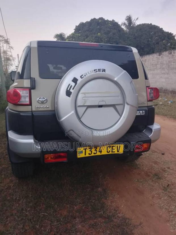 Toyota FJ Cruiser 2012 Beige