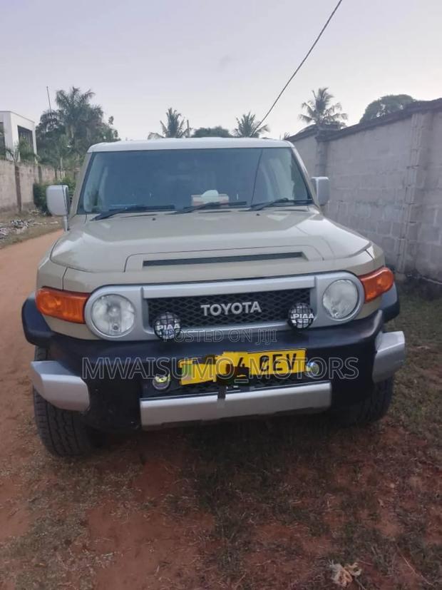 Toyota FJ Cruiser 2012 Beige