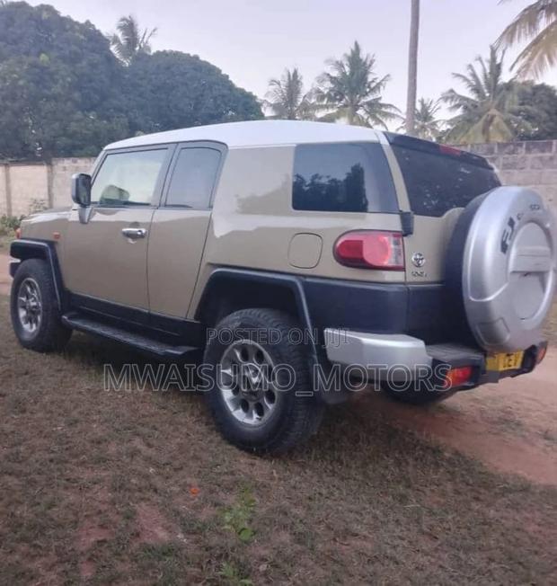 Toyota FJ Cruiser 2012 Beige