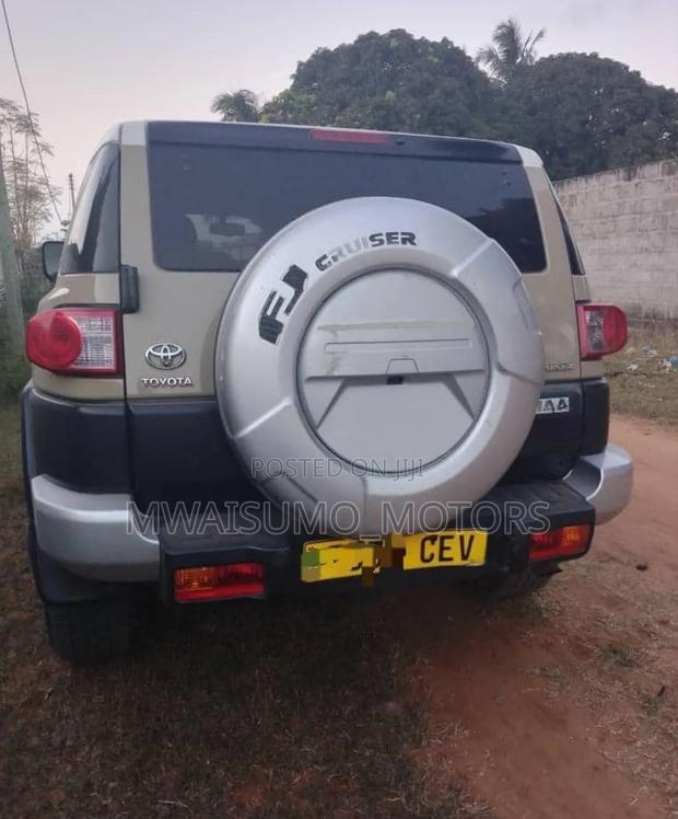 Toyota FJ Cruiser 2012 Beige