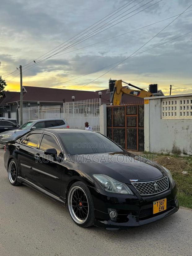 Toyota Crown 2013 Black
