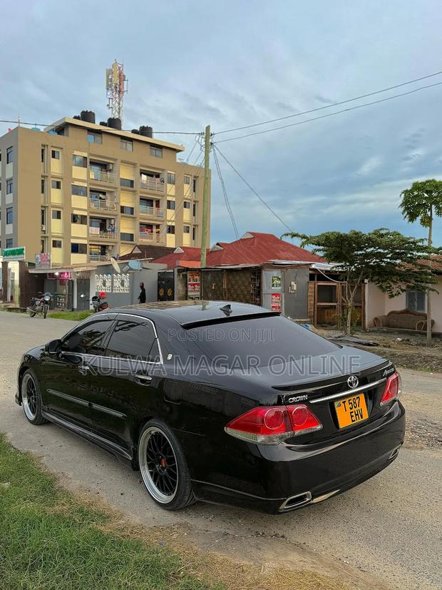 Toyota Crown 2013 Black