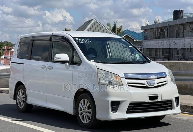 Toyota Noah 2010 White