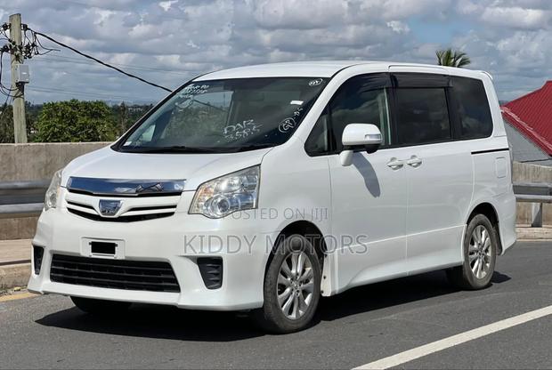 Toyota Noah 2010 White