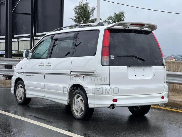 Toyota TownAce Noah 2000 Pearl