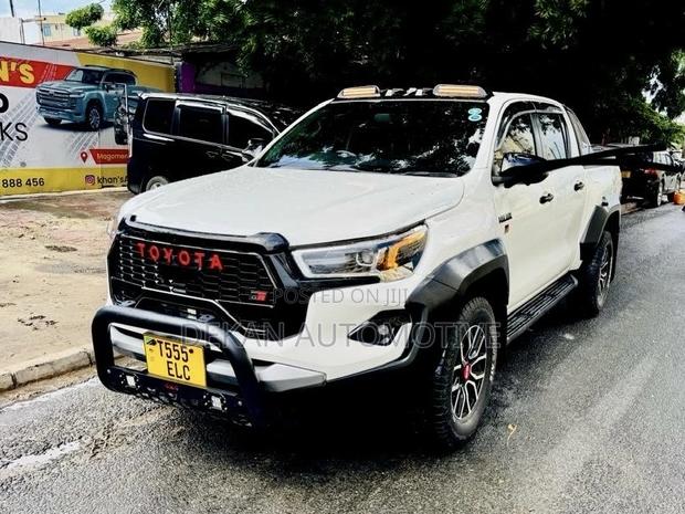Toyota Hilux 2023 White