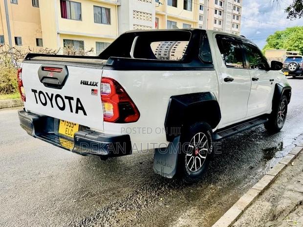 Toyota Hilux 2023 White