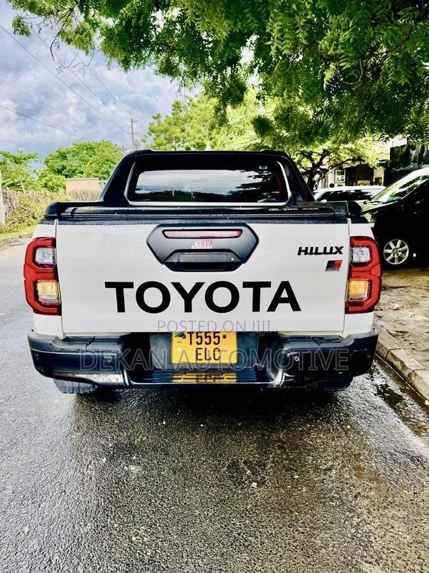 Toyota Hilux 2023 White