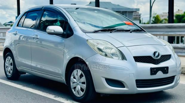 Toyota Vitz 2009 Silver