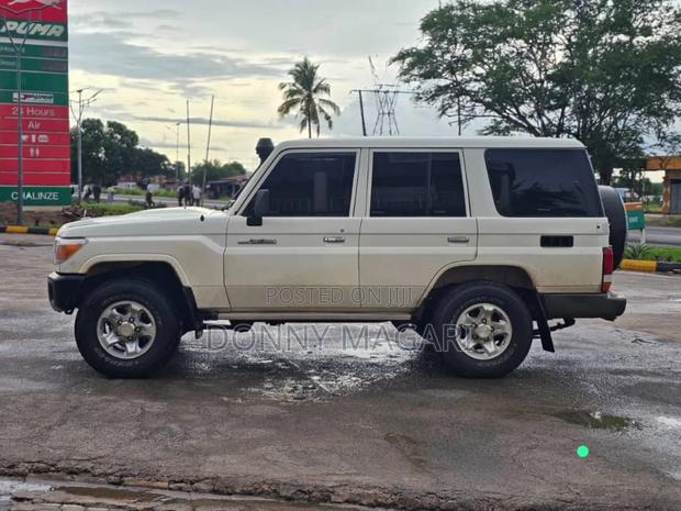 Toyota Land Cruiser 2011 White