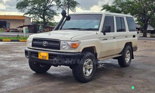 Toyota Land Cruiser 2011 White